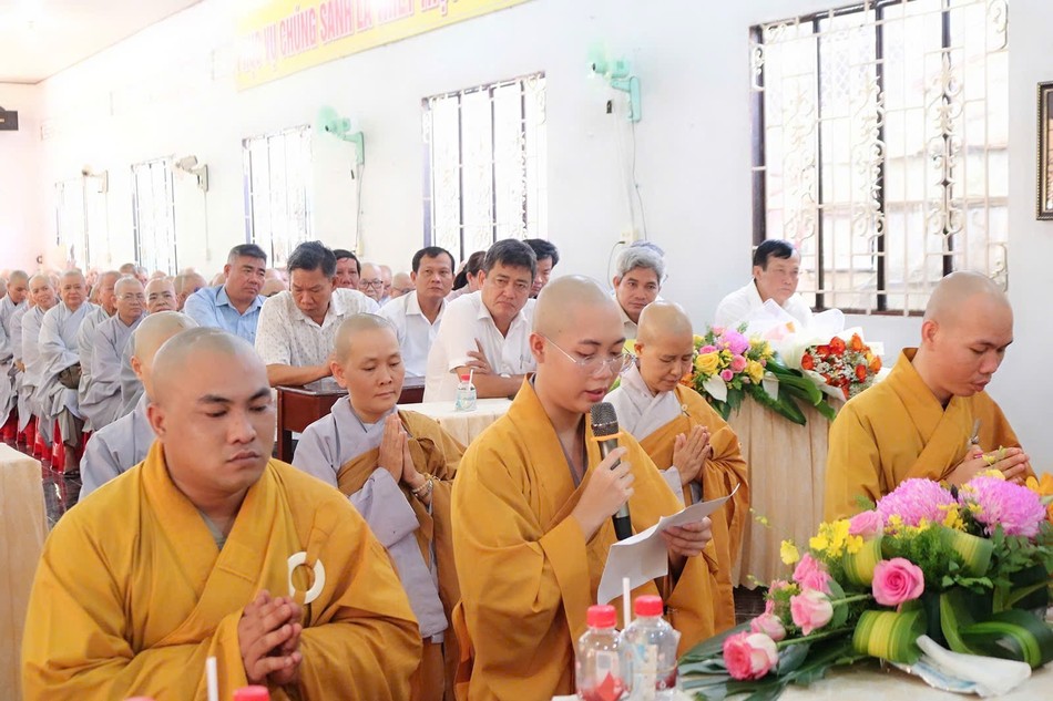 Tỳ-kheo Thích Quang Trực đại diện chư hành giả an cư dâng lời khánh tuế