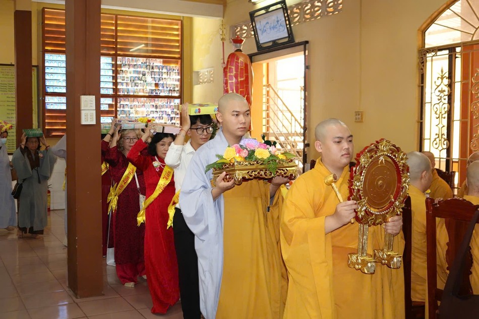 Phật tử nhiễu y cúng dường