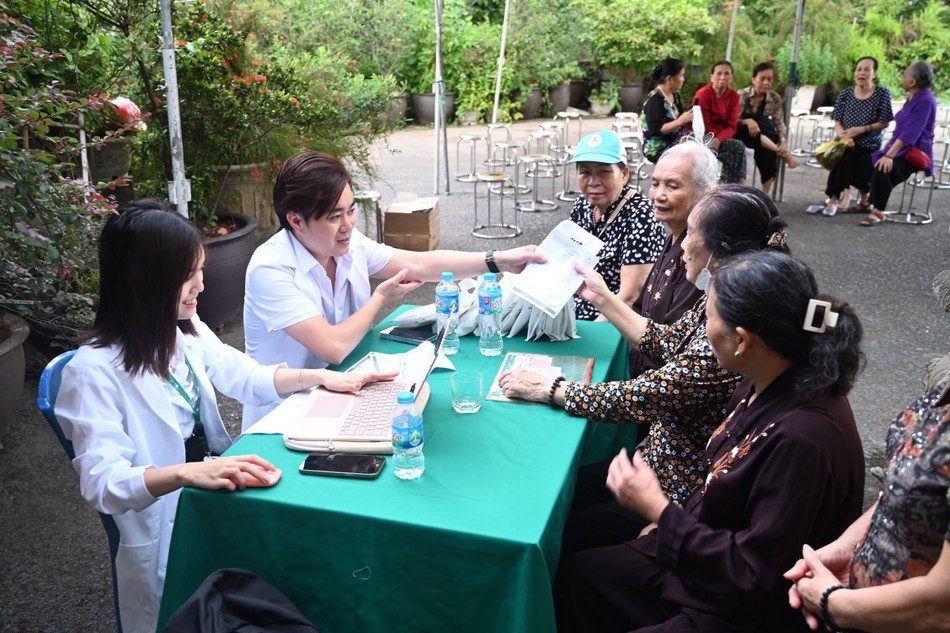 Tiếp nhận hồ sơ khám mắt của người dân