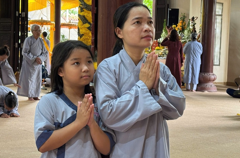 Mẹ hướng dẫn con nhỏ lên chùa lễ Phật mùa Vu lan Mẹ hướng dẫn con nhỏ lên chùa lễ Phật mùa Vu lan