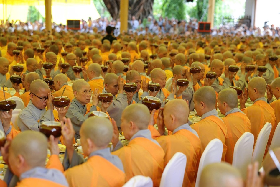 Chư Ni cử bát cúng dường trong thời quá đường chung - kết thúc mùa An cư kiết hạ Phật lịch 2569 Chư Ni cử bát cúng dường trong thời quá đường chung - kết thúc mùa An cư kiết hạ Phật lịch 2569