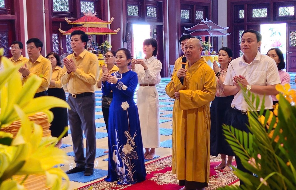 Đoàn dâng hương lễ Phật tại chánh điện chùa Diệc - trụ sở Ban Trị sự GHPGVN tỉnh Nghệ An Đoàn dâng hương lễ Phật tại chánh điện chùa Diệc - trụ sở Ban Trị sự GHPGVN tỉnh Nghệ An