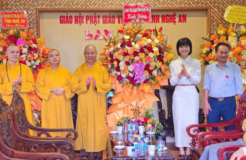 Lãnh đạo Ban Tôn giáo tỉnh Nghệ An tặng hoa chúc mừng Lãnh đạo Ban Tôn giáo tỉnh Nghệ An tặng hoa chúc mừng