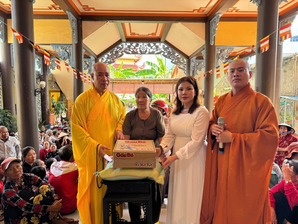 Trao quà đến bà con có hoàn cảnh khó khăn Trao quà đến bà con có hoàn cảnh khó khăn