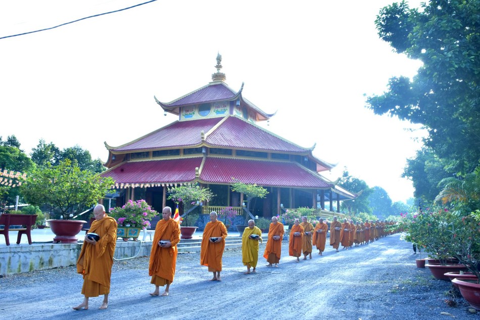 Chư tôn đức trì bình khất thực trong khuôn viên tịnh xá Trúc Lâm Chư tôn đức trì bình khất thực trong khuôn viên tịnh xá Trúc Lâm