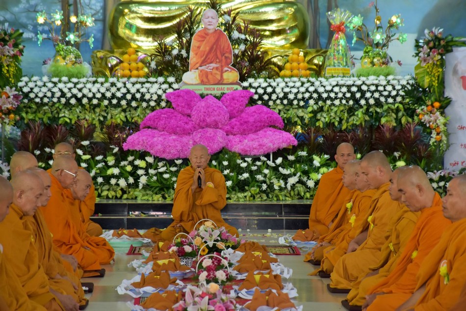 Hòa thượng Thích Giác Điệp ban đạo từ tại Lễ Vu lan, dâng pháp y cúng dường Hòa thượng Thích Giác Điệp ban đạo từ tại Lễ Vu lan, dâng pháp y cúng dường