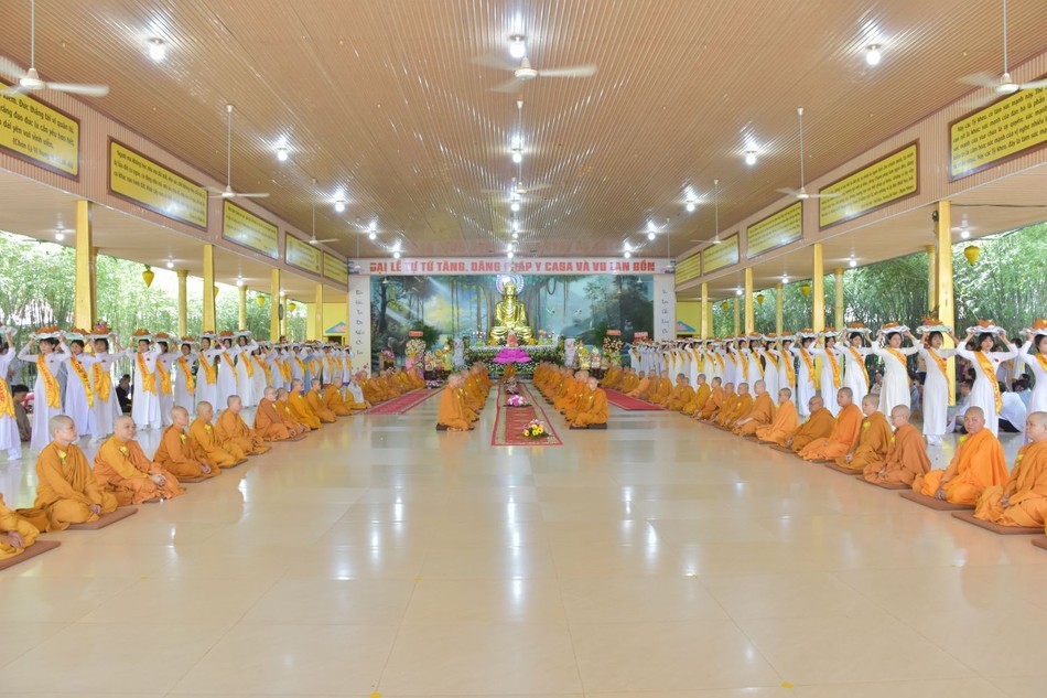 Phật tử dâng pháp y cúng dường Phật tử dâng pháp y cúng dường