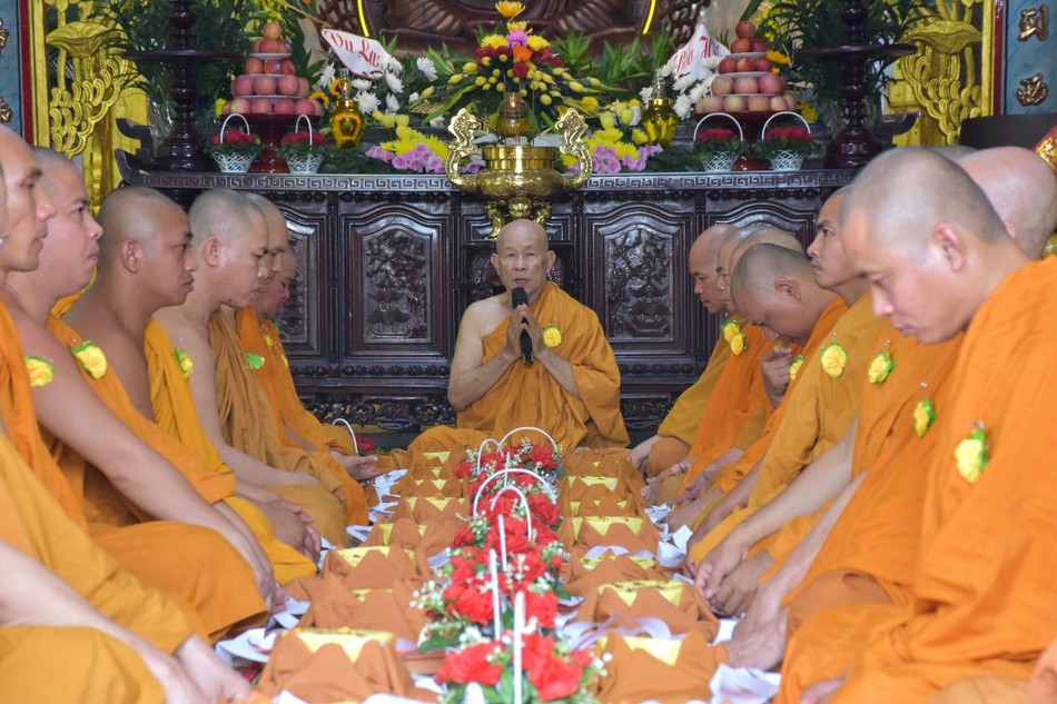 Hòa thượng Thích Giác Điệp ban đạo từ Hòa thượng Thích Giác Điệp ban đạo từ