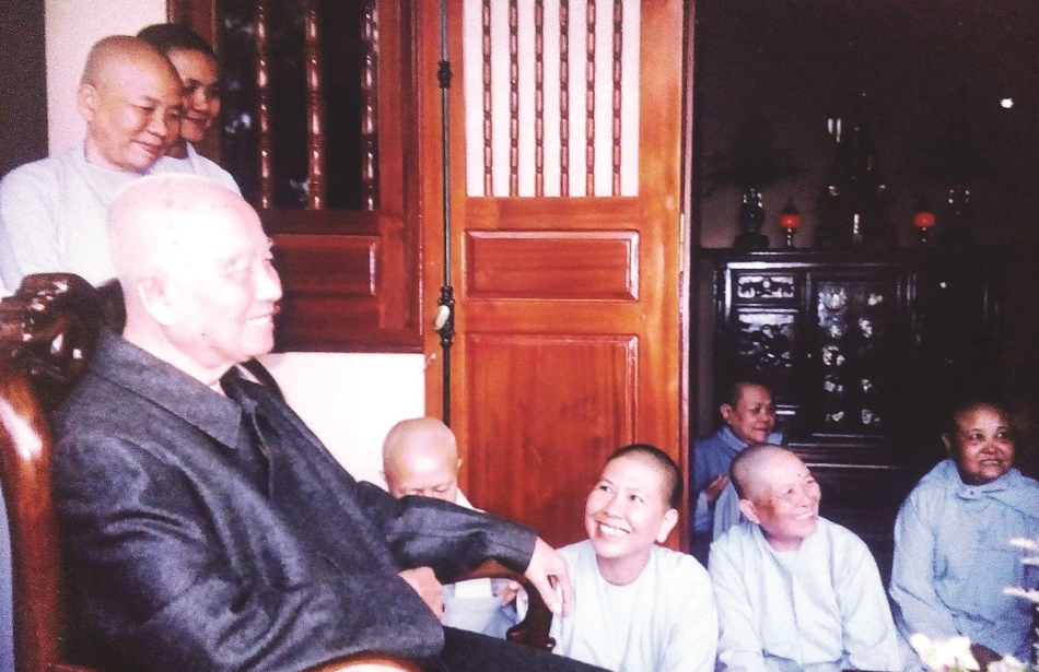 Tác giả cùng chư Ni bên vị Thầy khả kính - Thiền sư Thích Thanh Từ