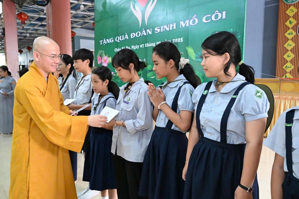 Những phần quà tuy không lớn là nguồn động viên thiết thực, tiếp thêm động lực để các em vượt khó Những phần quà tuy không lớn là nguồn động viên thiết thực, tiếp thêm động lực để các em vượt khó