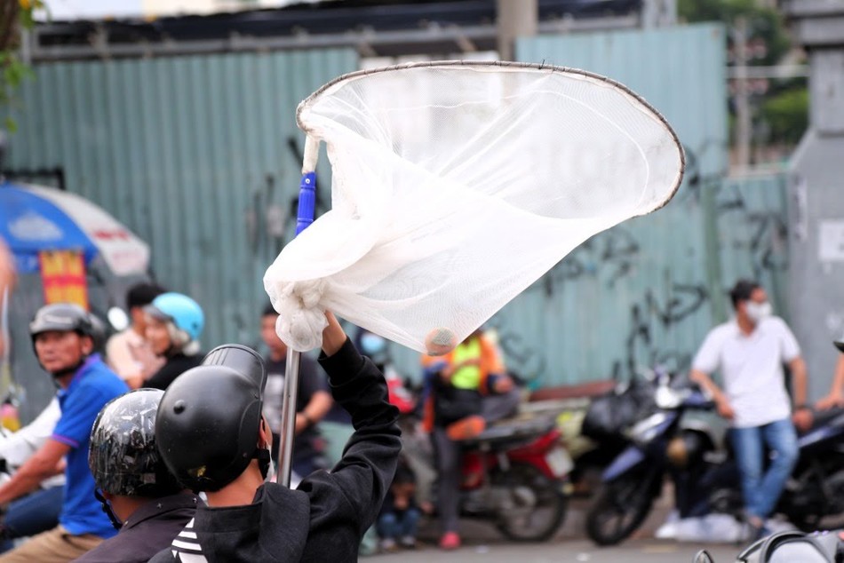Nhiều thanh niên mang theo “đồ nghề” như vợt, mâm nhựa để hứng tiền, đồ cúng - Ảnh: Anh Tú Nhiều thanh niên mang theo “đồ nghề” như vợt, mâm nhựa để hứng tiền, đồ cúng - Ảnh: Anh Tú