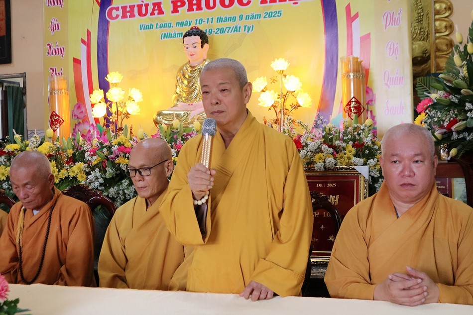 Hòa thượng Thích Trí Minh ban đạo từ Hòa thượng Thích Trí Minh ban đạo từ