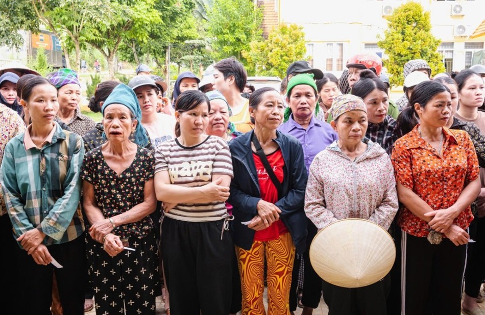 Bà con có hoàn cảnh khó khăn tại xã Yên Nhân đến nhận quà Bà con có hoàn cảnh khó khăn tại xã Yên Nhân đến nhận quà