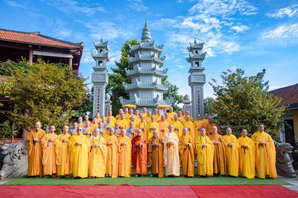 Lưu niệm trước bảo tháp Hòa thượng Thích Từ Ý trong khuôn viên chùa Từ Quang