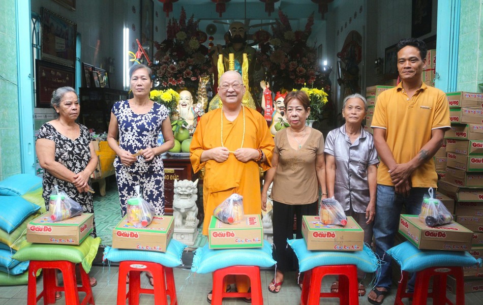 Thượng tọa Thích Nguyên Nhựt trao quà đến bà con nghèo tại địa phương Thượng tọa Thích Nguyên Nhựt trao quà đến bà con nghèo tại địa phương