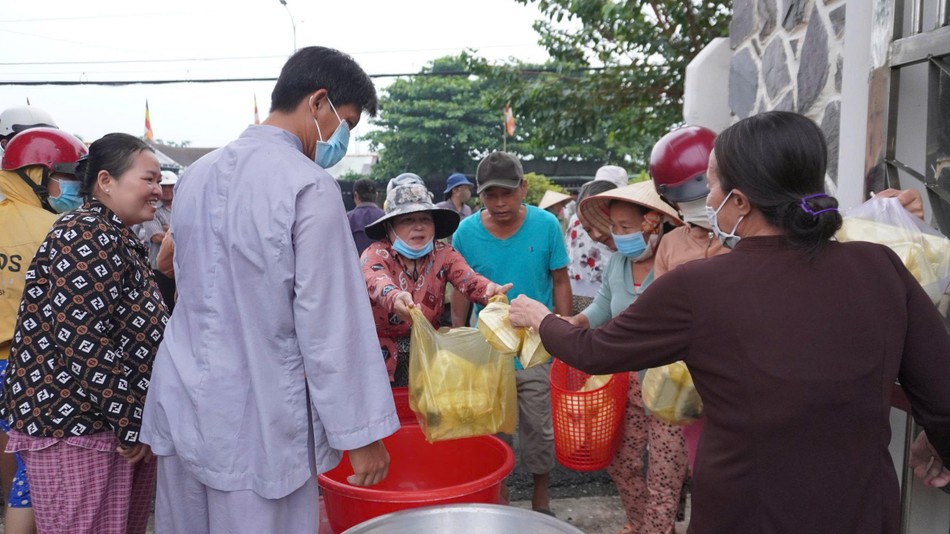 Chia sẻ các phần bì bún chay đến bà con lao động Chia sẻ các phần bì bún chay đến bà con lao động