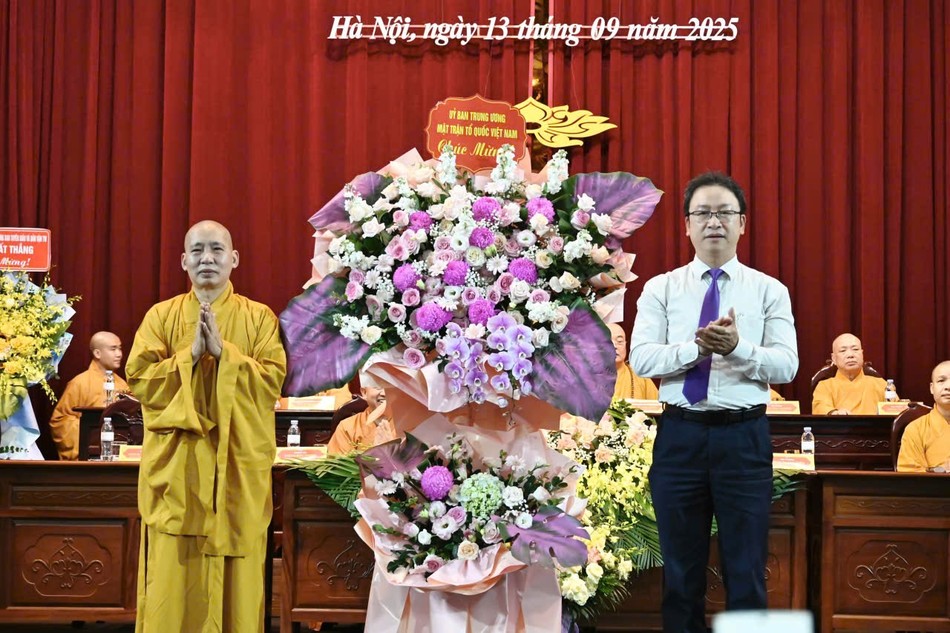 Lẵng hoa chúc mừng của Ủy ban Trung ương MTTQVN Lẵng hoa chúc mừng của Ủy ban Trung ương MTTQVN