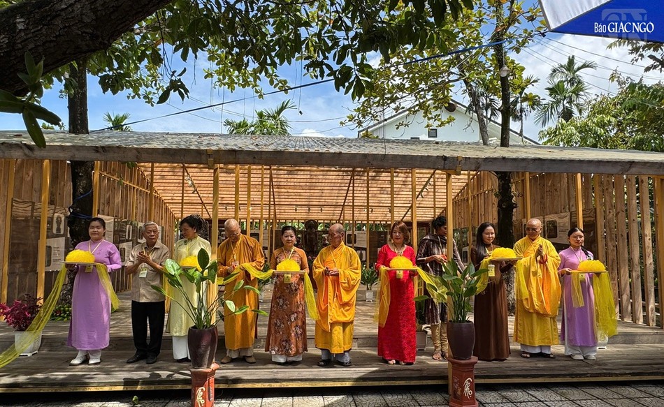 Cắt băng khai mạc triển lãm Cắt băng khai mạc triển lãm