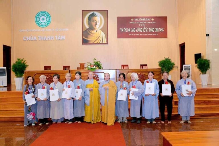 Khóa tu Ngày an lạc lần thứ 7 khép lại trong niềm hoan hỷ với những phần quà được Ban Tổ chức trao tặng cho các hành giả có câu trả lời chính xác trong chương trình Đố vui Phật pháp
