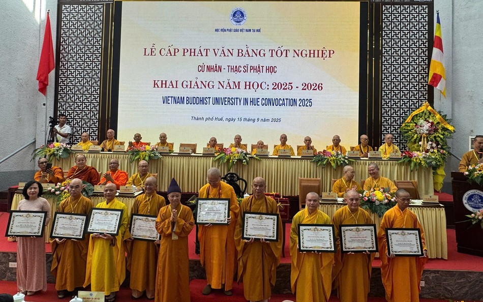 Hòa thượng Thích Thanh Quyết trao Bằng tuyên dương công đức của TƯGH đến chư tôn đức Hội đồng Điều hành Học viện