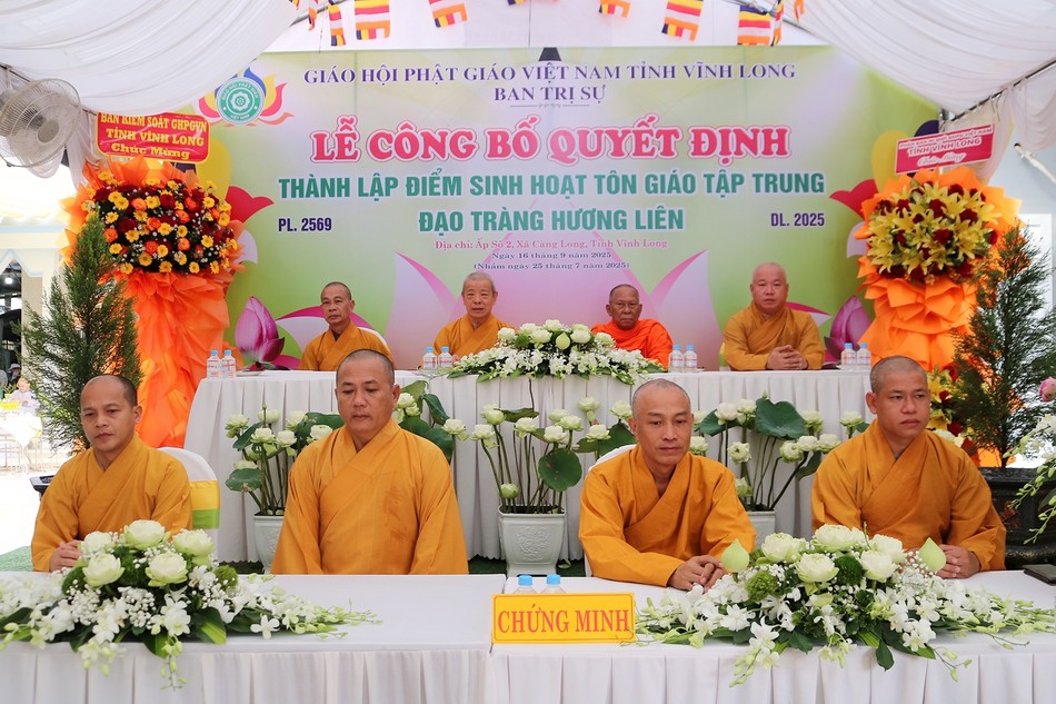 Chư tôn đức chứng minh buổi lễ Chư tôn đức chứng minh buổi lễ