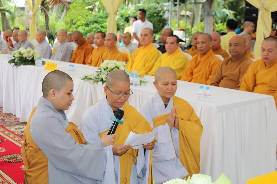 Sư cô Thích nữ Trung Xuân dâng lời phát nguyện Sư cô Thích nữ Trung Xuân dâng lời phát nguyện