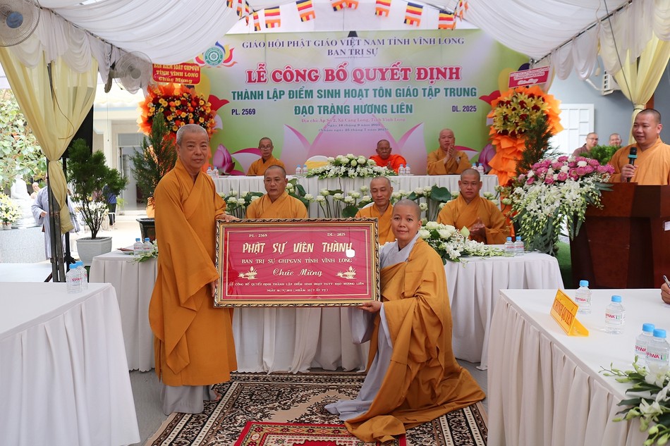 Hòa thượng Thích Trí Minh trao tặng khánh vàng của Ban Trị sự GHPGVN tỉnh Vĩnh Long chúc mừng Sư cô Thích nữ Trung Xuân và đạo tràng Hương Liên Hòa thượng Thích Trí Minh trao tặng khánh vàng của Ban Trị sự GHPGVN tỉnh Vĩnh Long chúc mừng Sư cô Thích nữ Trung Xuân và đạo tràng Hương Liên
