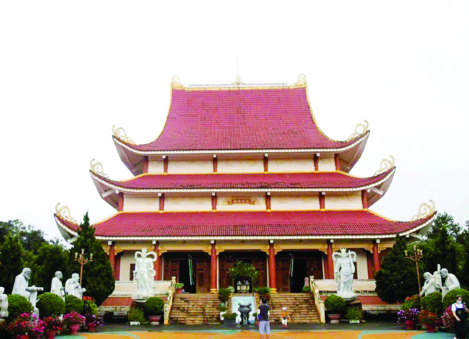 Chánh điện chùa Khánh Lâm là sự kết hợp độc đáo giữa thiết kế đình chùa truyền thống với kiến trúc nhà rông Tây Nguyên Chánh điện chùa Khánh Lâm là sự kết hợp độc đáo giữa thiết kế đình chùa truyền thống với kiến trúc nhà rông Tây Nguyên