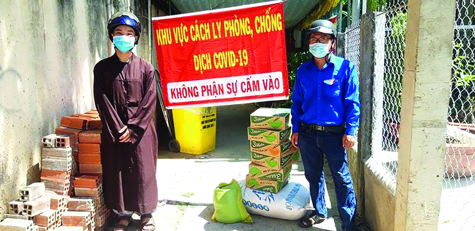 Thầy An Nhất tặng quà từ thiện trong mùa dịch Covid-19 - Ảnh: NVCC Thầy An Nhất tặng quà từ thiện trong mùa dịch Covid-19 - Ảnh: NVCC