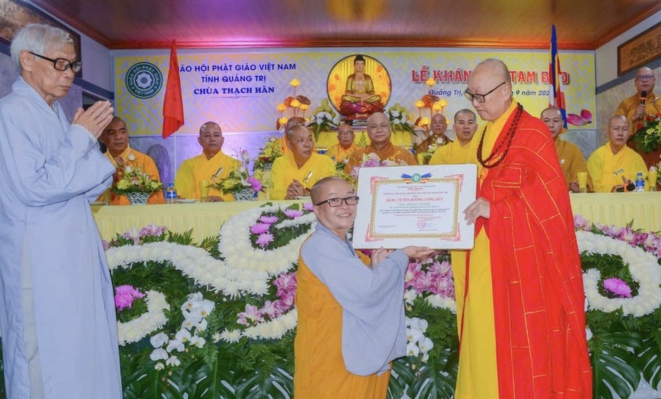 Hòa thượng Thích Tánh Nhiếp trao Bằng tuyên dương công đức đến Ni sư trụ trì chùa Thạch Hãn