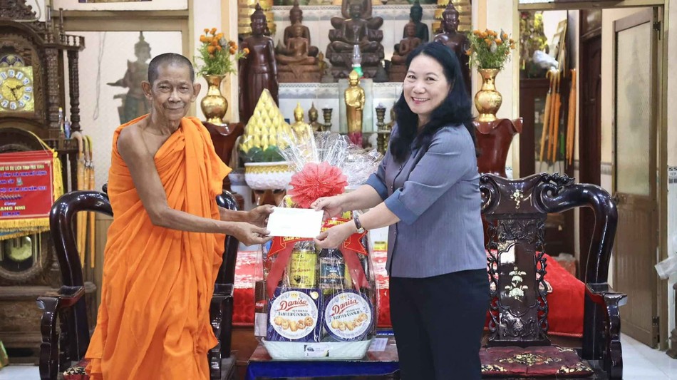 Phó Chủ tịch UBND tỉnh Vĩnh Long Nguyễn Thị Bé Mười thăm, tặng quà đến Hòa thượng Kim Thone, trụ trì chùa Trốt Cớt nhân lễ Sene Dolta
