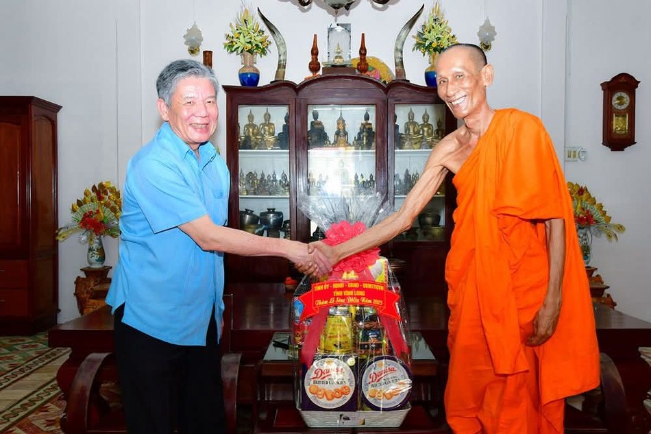 Tại chùa KomPong, Hòa thượng Thạch Oai hoan hỷ đón tiếp đoàn