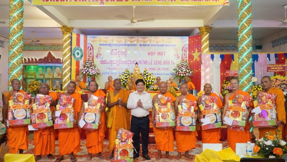 Có 28 phần quà được trao tặng đến các vị chức sắc, chức viện trên địa bàn tỉnh An Giang Có 28 phần quà được trao tặng đến các vị chức sắc, chức viện trên địa bàn tỉnh An Giang