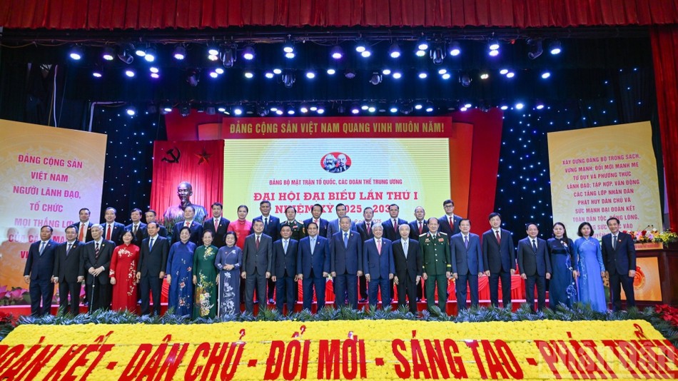 Tổng Bí thư Tô Lâm chụp ảnh lưu niệm cùng các đại biểu tham dự Đại hội