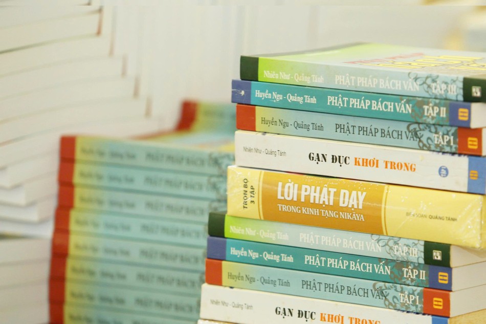 Những cuốn sách Phật giáo về thiền tập, chánh niệm, lòng từ bi, hiếu đạo, hoặc những bài kinh giản dị đều trở thành liều thuốc tinh thần hữu hiệu