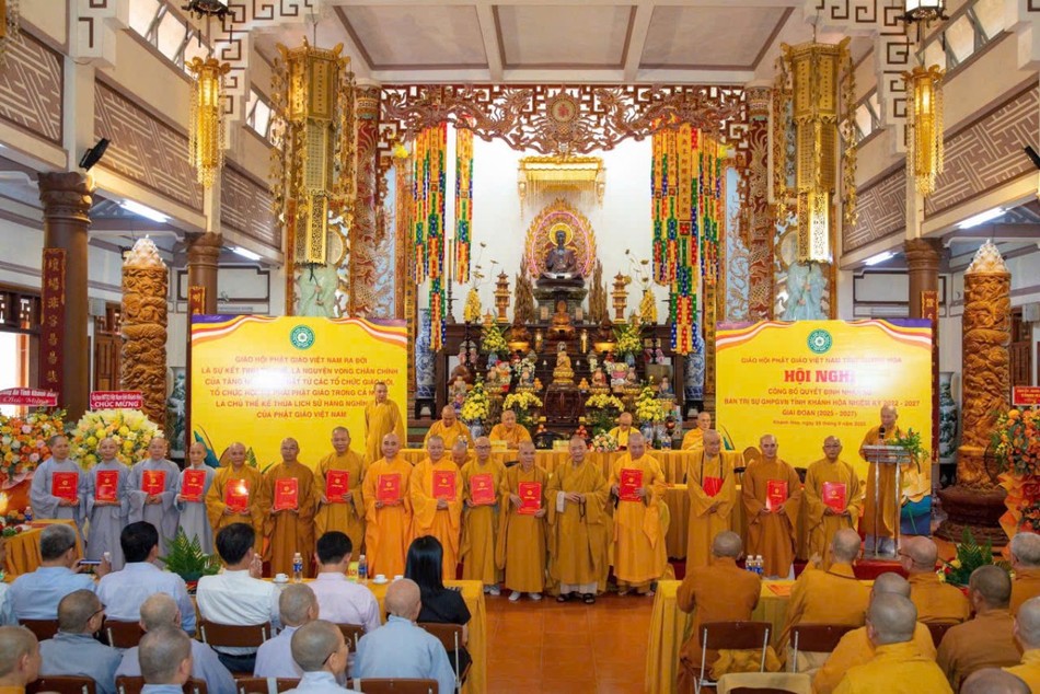 Trưởng lão Hòa thượng Thích Thiện Pháp trao quyết định bổ nhiệm đến các Trưởng ban chuyên môn trực thuộc Ban Trị sự GHPGVN tỉnh Khánh Hòa, nhiệm kỳ 2022-2027
