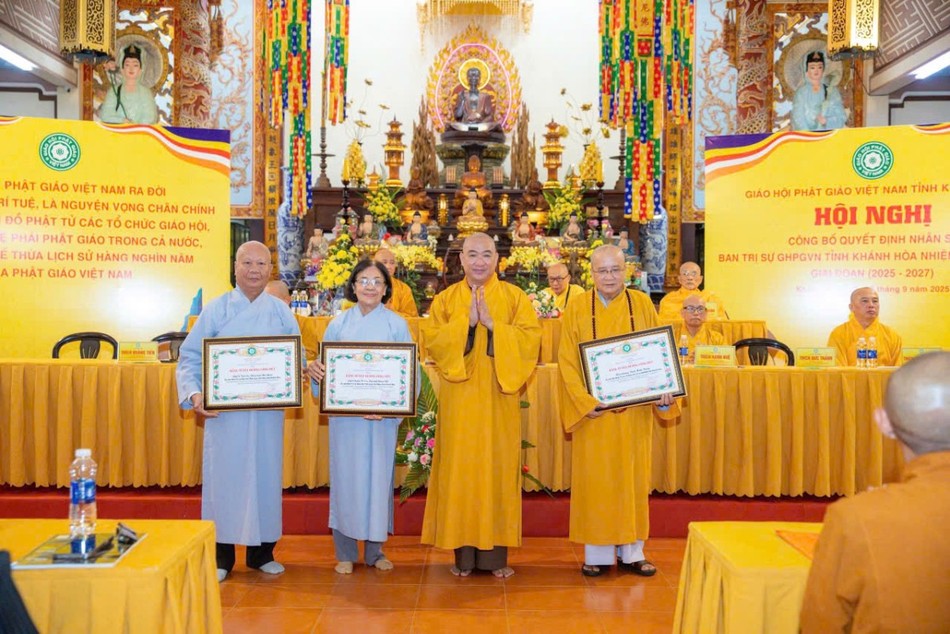 Thượng tọa Thích Phước Nguyên trao Bằng tuyên dương công đức