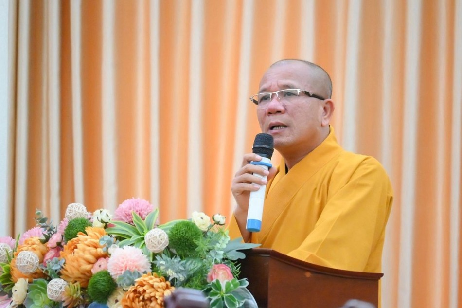 Thượng tọa Thích Đạo Hiển sách tấn các thí sinh dự thi Thượng tọa Thích Đạo Hiển sách tấn các thí sinh dự thi