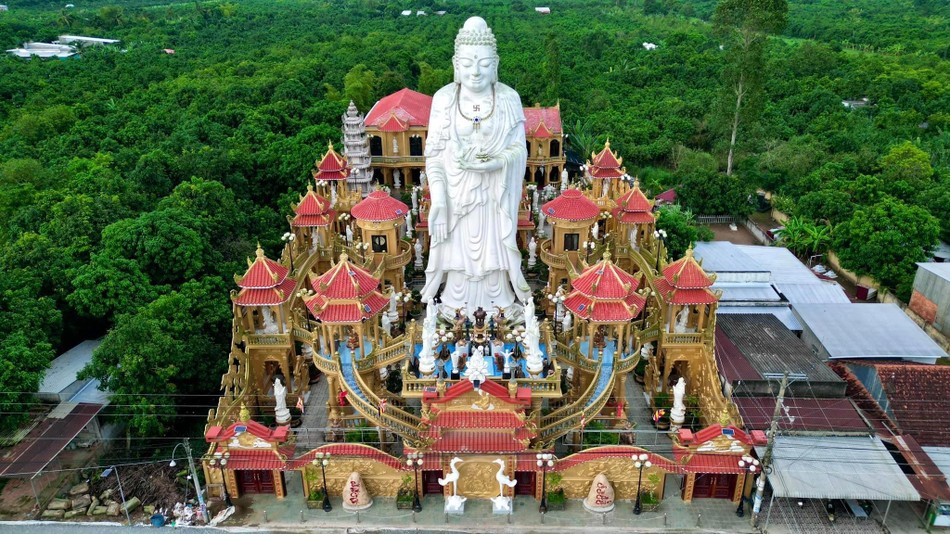 Ngôi chùa nằm giữa vùng sông nước hữu tình cù lao Giêng Ngôi chùa nằm giữa vùng sông nước hữu tình cù lao Giêng