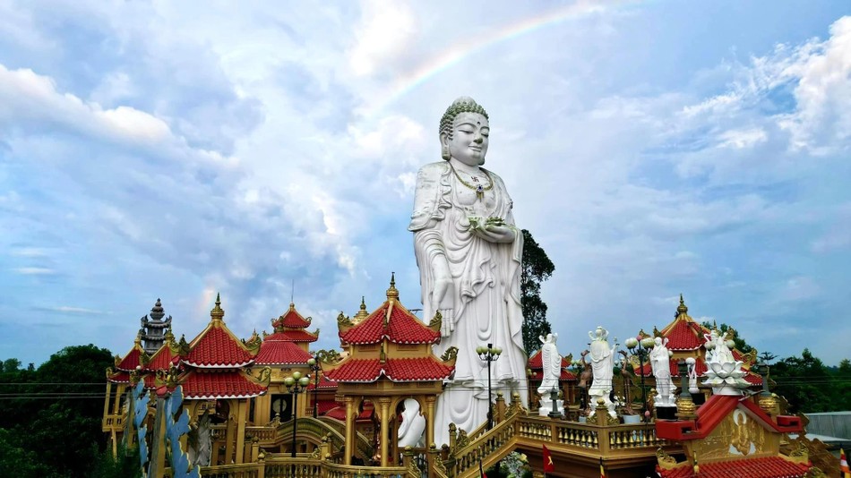 Công trình nổi bật nhất của chùa là tượng Phật tổ A Di Đà cao 39m, cùng 48 tượng Bồ-tát Thánh chúng Công trình nổi bật nhất của chùa là tượng Phật tổ A Di Đà cao 39m, cùng 48 tượng Bồ-tát Thánh chúng