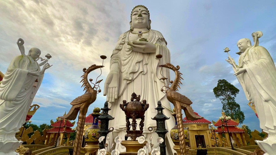 Tượng 48 vị Bồ-tát Thánh chúng, mỗi tượng cao 5m bằng chất liệu bê tông cốt thép Tượng 48 vị Bồ-tát Thánh chúng, mỗi tượng cao 5m bằng chất liệu bê tông cốt thép