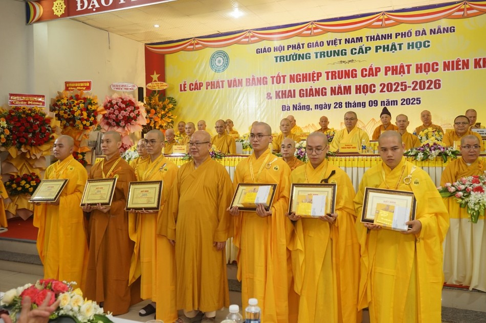 Trao Giấy khen, phần thưởng đến Tăng sinh có thành tích học tập xuất sắc Trao Giấy khen, phần thưởng đến Tăng sinh có thành tích học tập xuất sắc