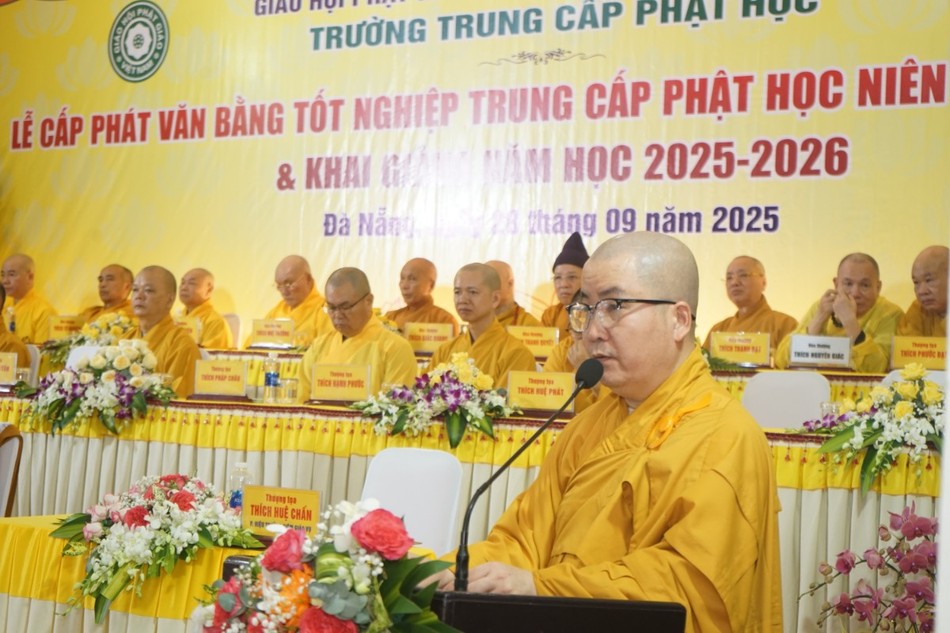 Thượng tọa Thích Huệ Chấn báo cáo kết quả học tập Thượng tọa Thích Huệ Chấn báo cáo kết quả học tập