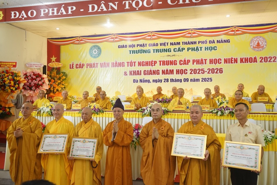 Trao Bằng tuyên dương công đức Trao Bằng tuyên dương công đức