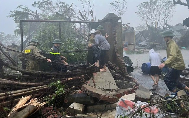 Cảnh sát Phòng cháy chữa cháy và Cứu hộ cứu nạn Công an tỉnh Thanh Hóa hỗ trợ đưa 1 người mắc kẹt ra ngoài an toàn, hỗ trợ nhân dân khắc phục hậu quả do mưa bão gây ra