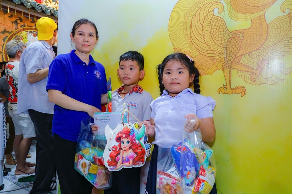 Trao quà Trung thu đến các em Trao quà Trung thu đến các em