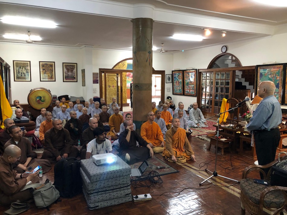 GS.TS Ravindra Panth thuyết trình