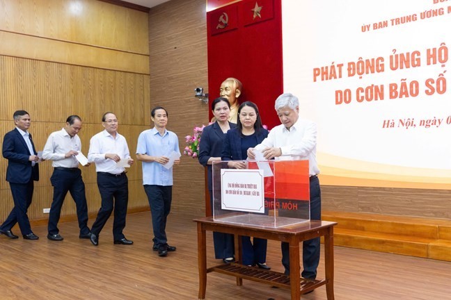 Các vị lãnh đạo tham gia ủng hộ đồng bào chịu ảnh hưởng bởi cơn bão số 10