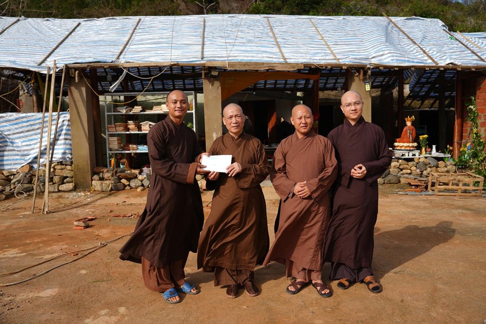 Trao hỗ trợ đến chùa Kim Linh Sơn