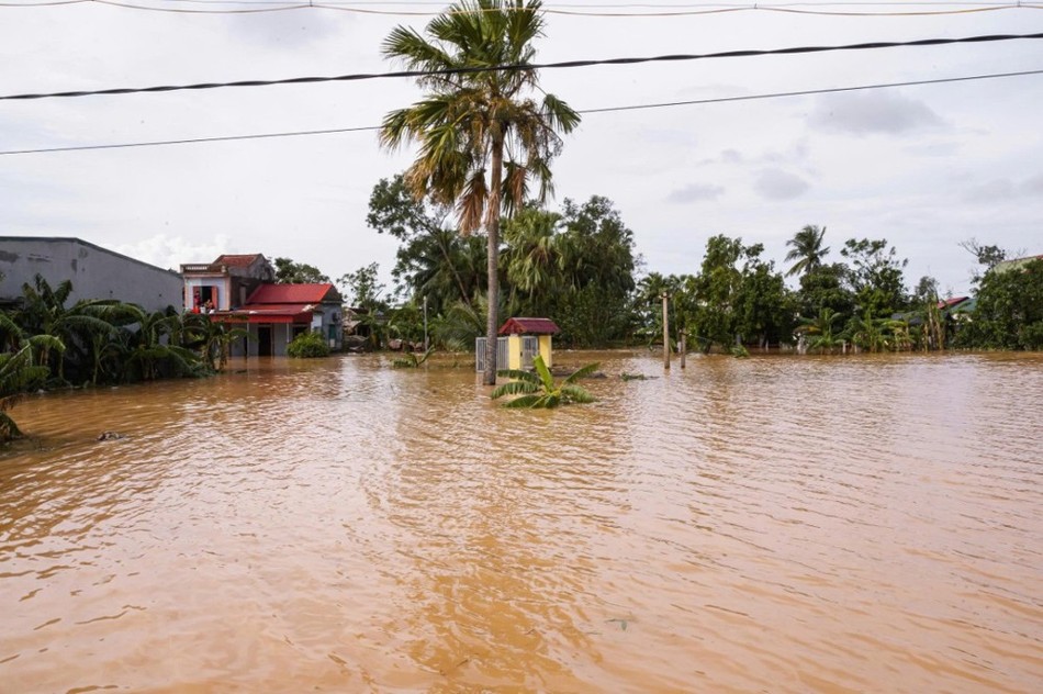 Nước ngập ruộng vườn, nhà cửa